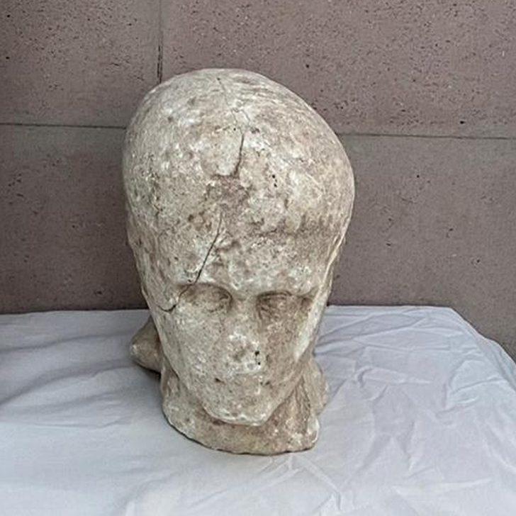 Antik Roma dönemine ait tarihi ele geçirildi: İnsan figürlü taşın üzerindeki harfler dikkat çekti G3