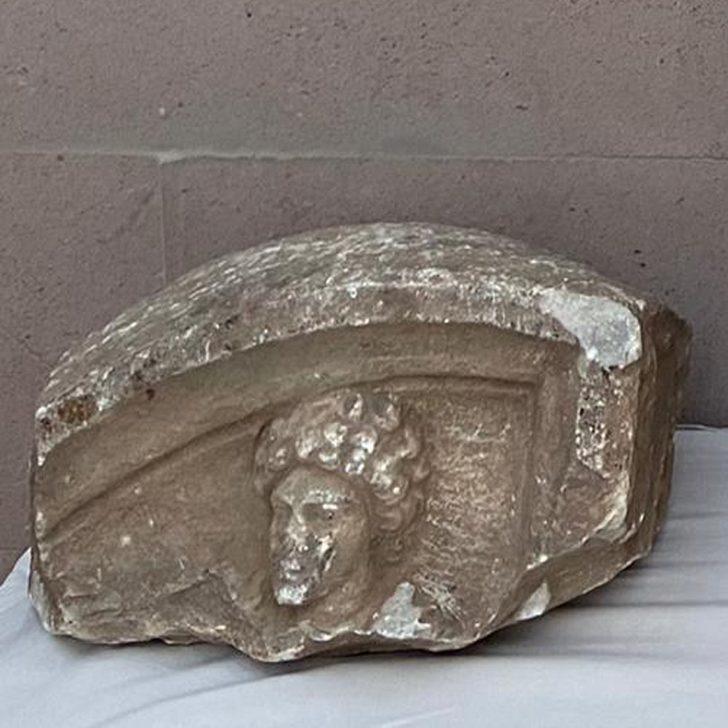 Antik Roma dönemine ait tarihi ele geçirildi: İnsan figürlü taşın üzerindeki harfler dikkat çekti G4