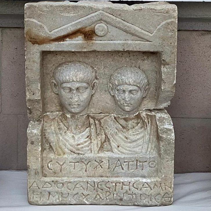 Antik Roma dönemine ait tarihi ele geçirildi: İnsan figürlü taşın üzerindeki harfler dikkat çekti G5
