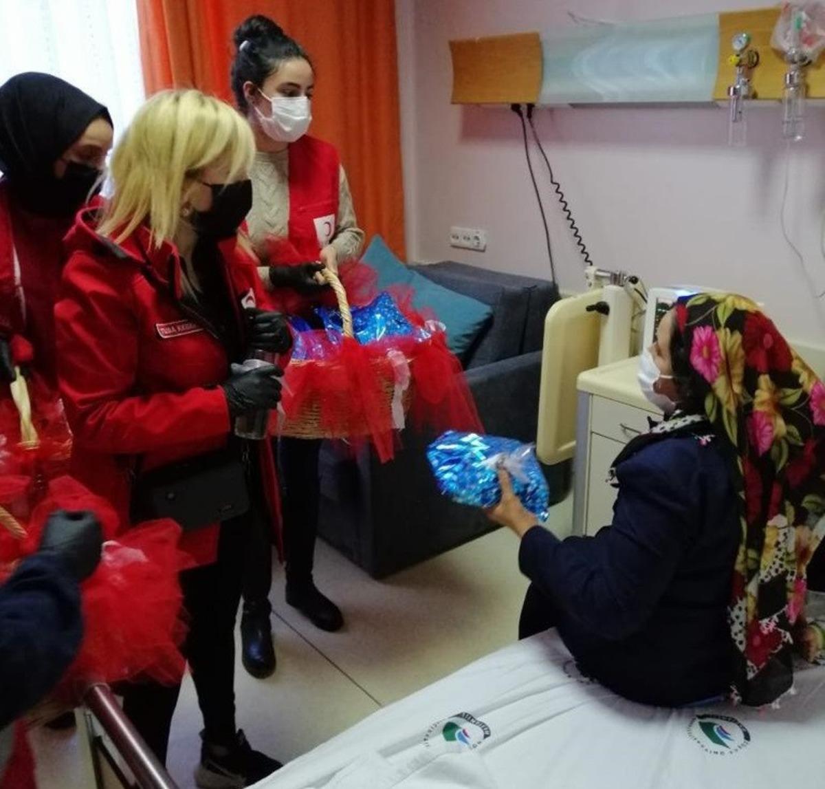 Annelere ilk hediye Kızılay&rsquo;dan