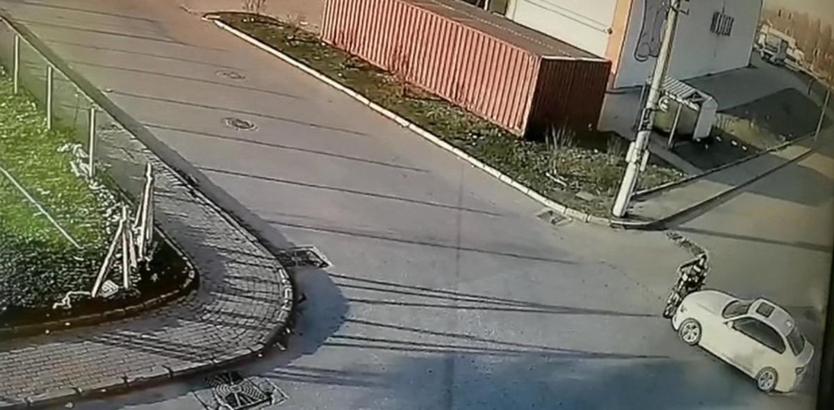 Otomobilin &ccedil;arptığı gen&ccedil; yaralandı... O anlar kamerada