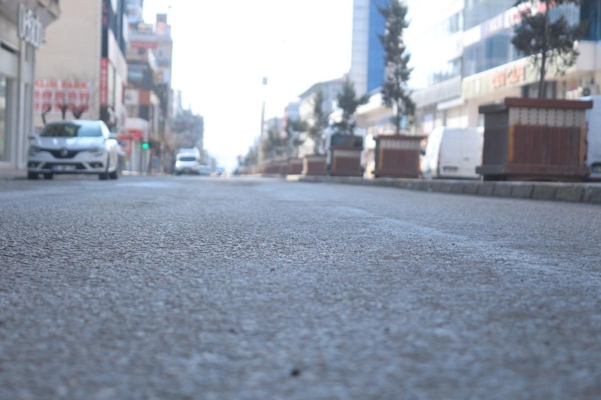 G&uuml;neşli havada cadde ve sokaklar boş kaldı