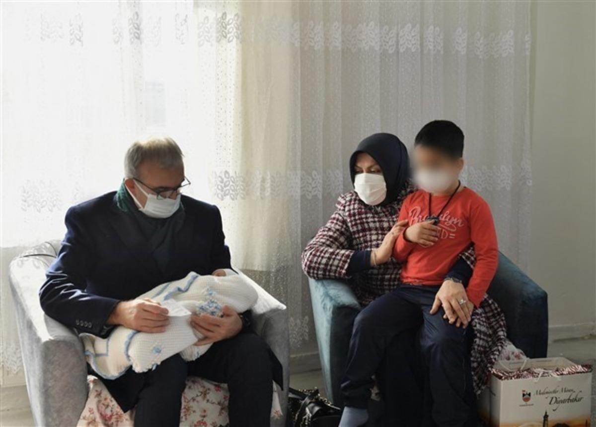 Diyarbakır Valisi Karaloğlu, eşi ile birlikte yetim &ccedil;ocukları ziyaret etti