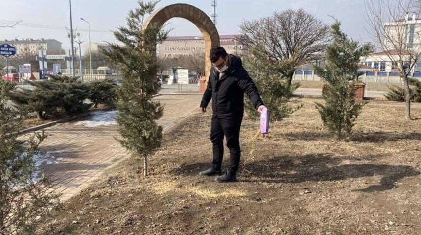 Sokak hayvanları i&ccedil;in doğaya yem bıraktı