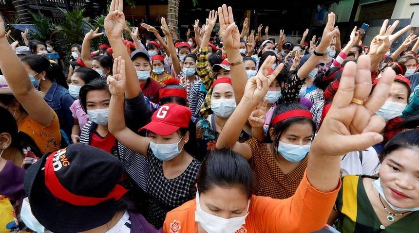 Myanmar'da darbe karşıtı eylemler s&uuml;rerken, internet kapatıldı