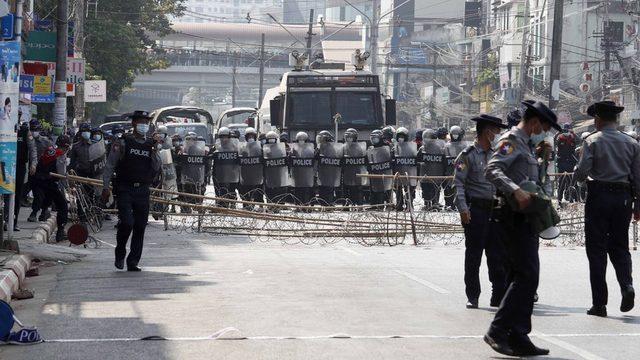 Polis, Yangon'daki yollara barikat kurdu.