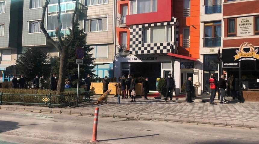 Kısıtlama g&uuml;n&uuml; bile kuyruk bitmedi