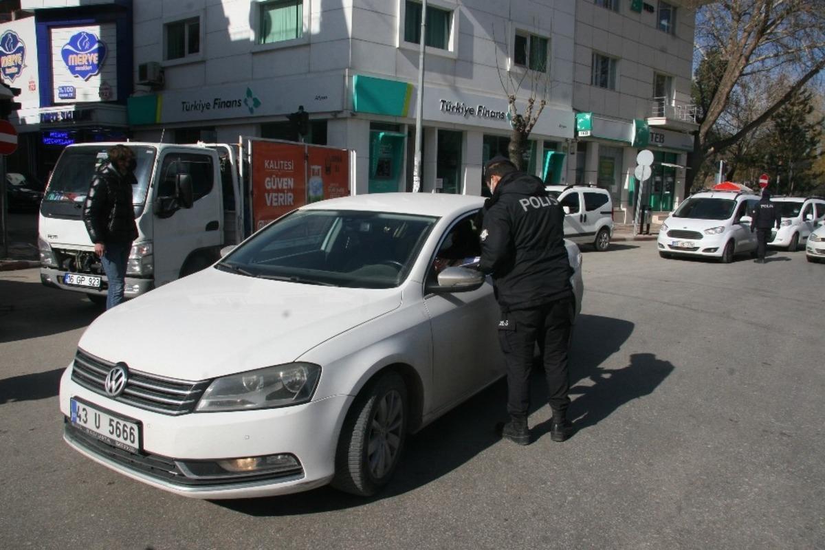Kısıtlamada ara&ccedil; yoğunluğunun artmasına polis kayıtsız kalmadı