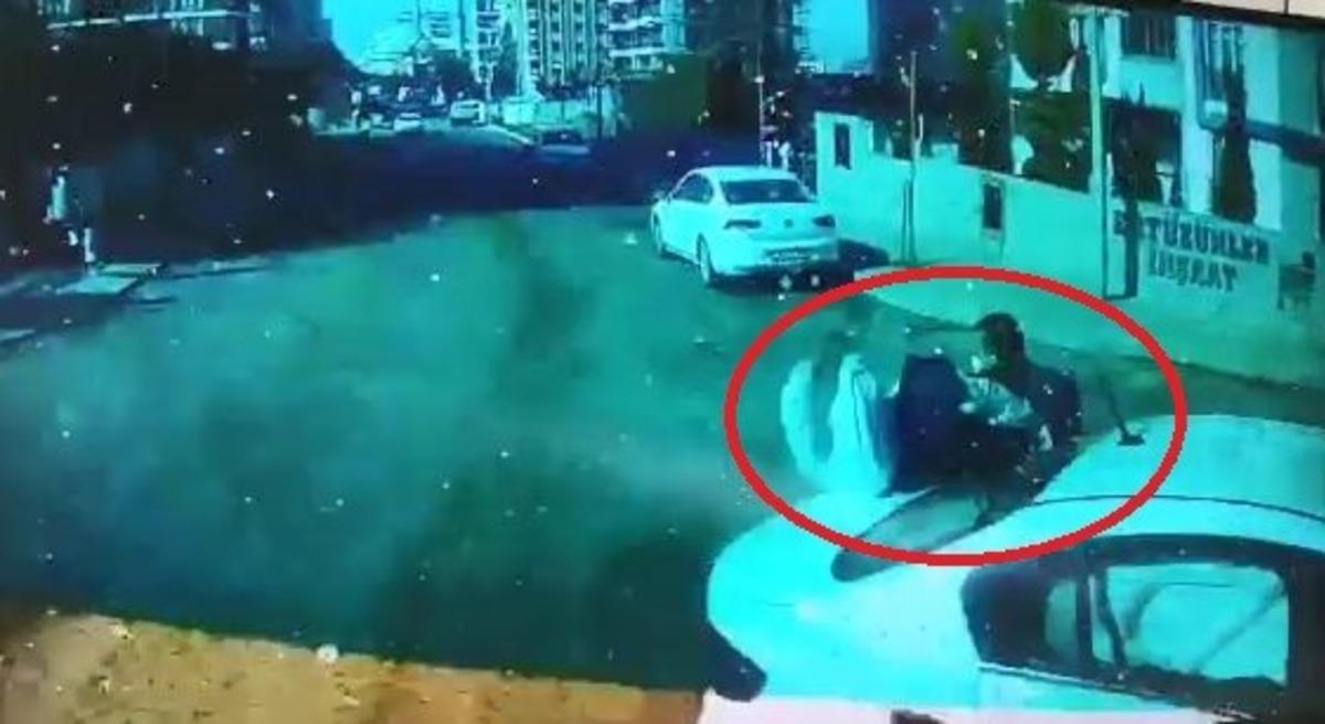 Tekirdağ&rsquo;da korku dolu kaza kamerada: Yoldan ge&ccedil;en 2 kişiyi metrelerce savurdu