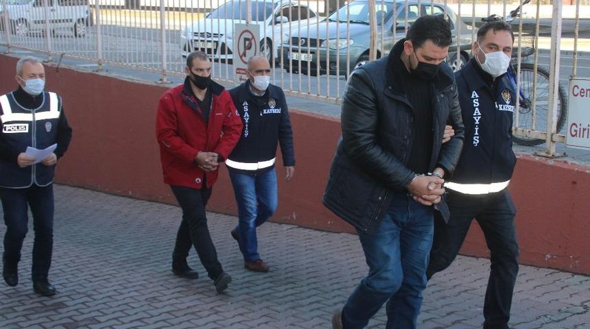 Kayseri&rsquo;de yaşlı kadının 500 TL&rsquo;sini gasp eden 2 kapka&ccedil;&ccedil;ı adliyeye sevk edildi