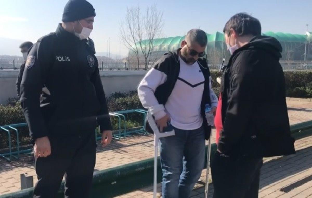 Kısıtlamada kontrol noktasından ge&ccedil;en engelli s&uuml;r&uuml;c&uuml;n&uuml;n aracında uyuşturucu olduğu iddia edilen madde ele ge&ccedil;irildi
