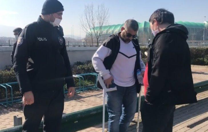 Kısıtlamada kontrol noktasından geçen engelli sürücünün aracında uyuşturucu olduğu iddia edilen madde ele geçirildi G1