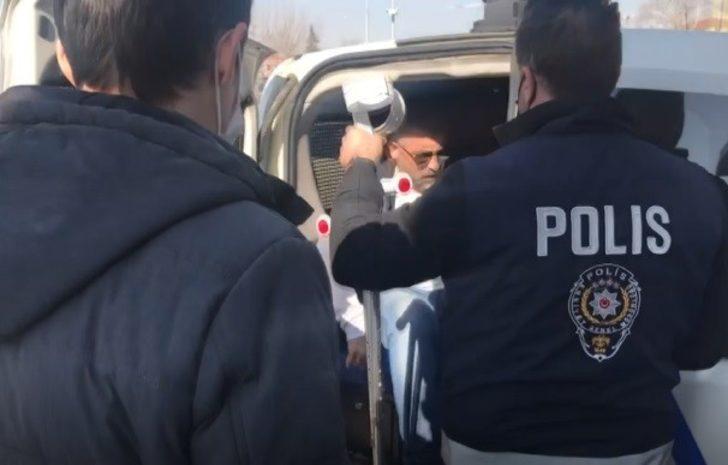 Kısıtlamada kontrol noktasından geçen engelli sürücünün aracında uyuşturucu olduğu iddia edilen madde ele geçirildi G4