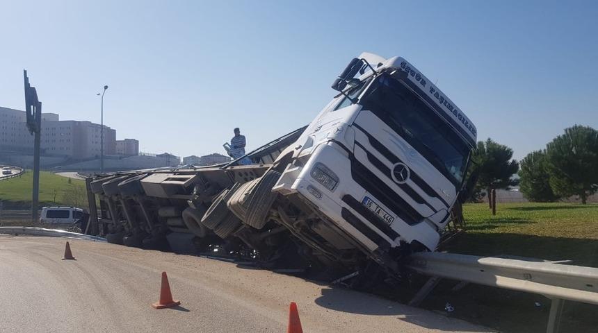Bursa’da tır virajı alamayınca yan yattı