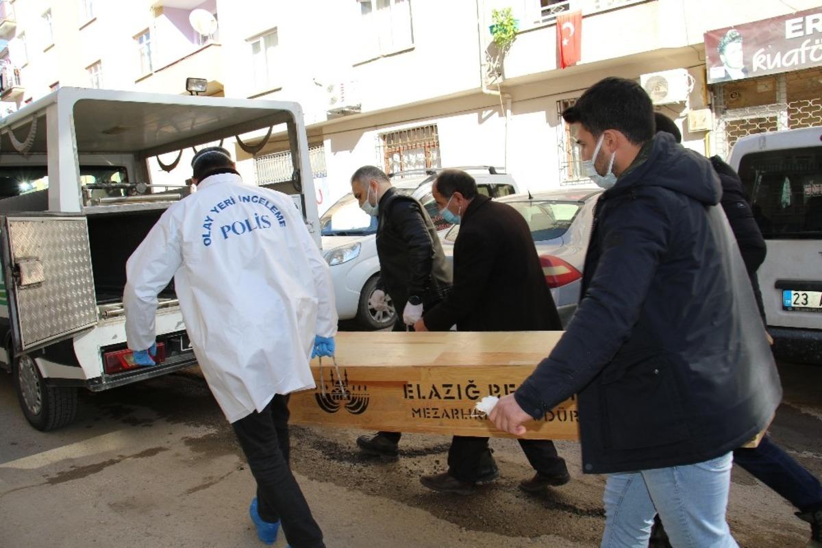 Yaşlı adam evinde &ouml;l&uuml; bulundu, ondan geriye  k&ouml;peği kaldı