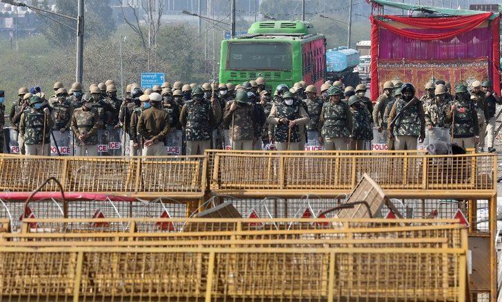 Hindistan’da yolları kapatan çiftçilerden oturma eylemi G1