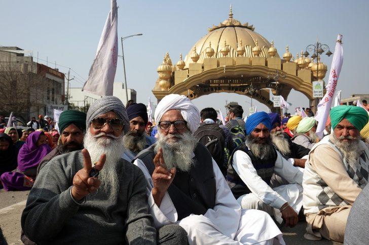 Hindistan’da yolları kapatan çiftçilerden oturma eylemi G3