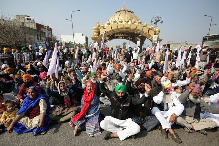 Hindistan’da yolları kapatan çiftçilerden oturma eylemi G4