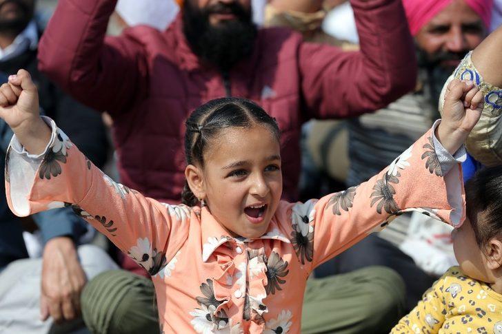 Hindistan’da yolları kapatan çiftçilerden oturma eylemi G5