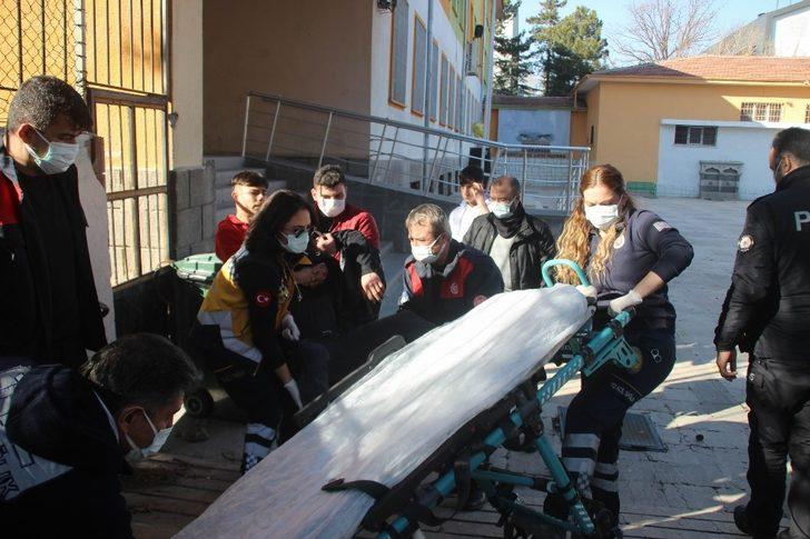 Ekipler bıçaklanan gence ulaşmak için seferber oldu G1