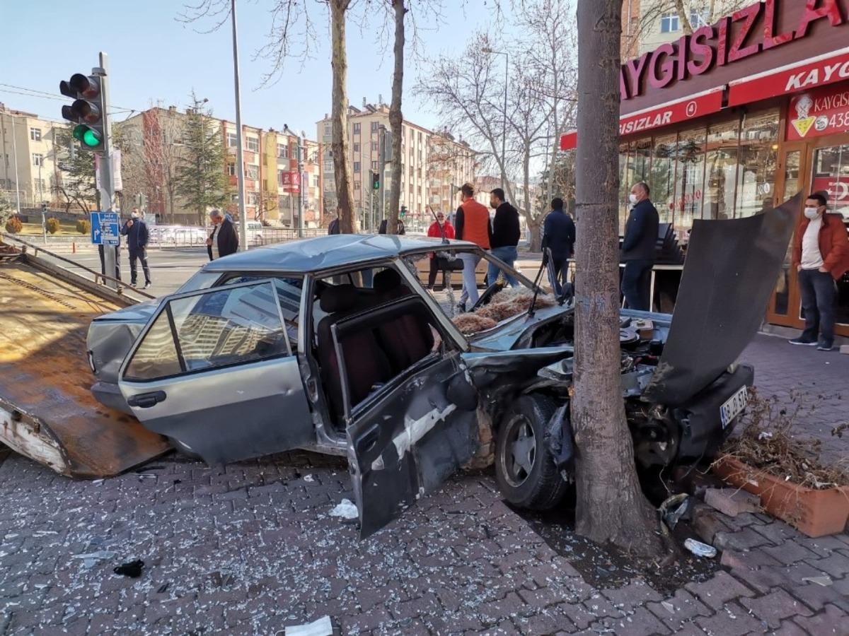 Kayseri&rsquo;de sokağa &ccedil;ıkma kısıtlamasında feci kaza: 3 yaralı