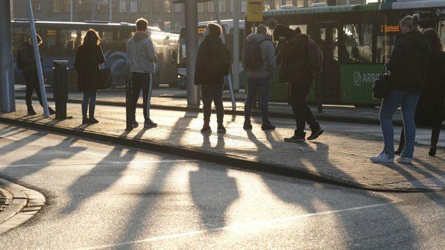 Hollanda'da otobüs bekleyenler