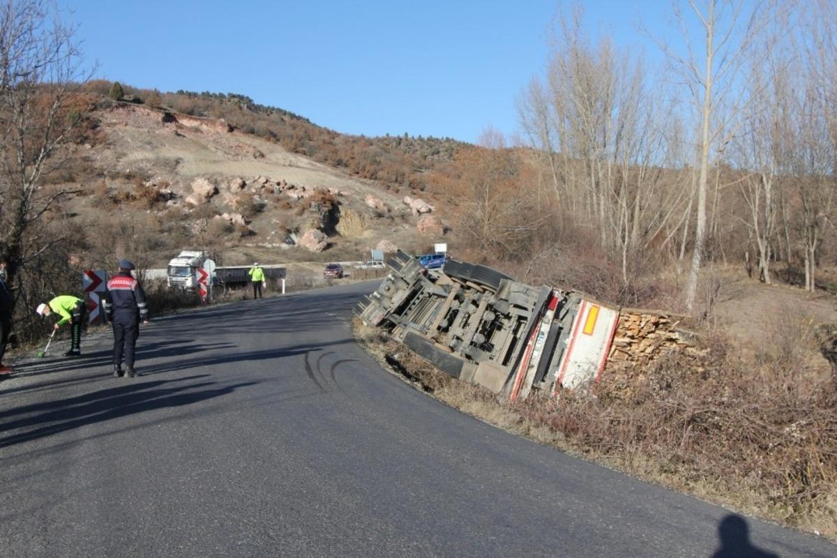 Kereste y&uuml;kl&uuml; tır devrildi: 1 yaralı