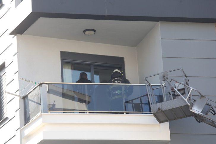 Çocuğu kapıyı kilitleyince balkonda mahsur kalan kadını itfaiye kurtardı G3