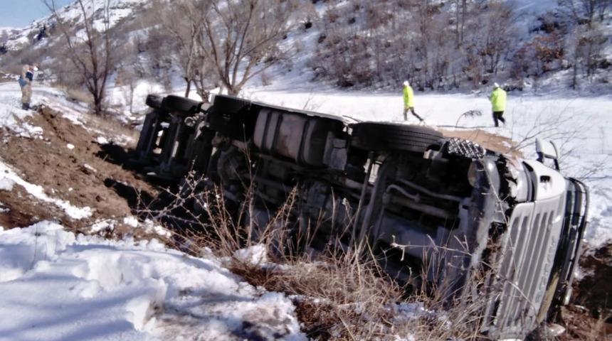 Buğday y&uuml;kl&uuml; kamyon devrildi: 1 yaralı