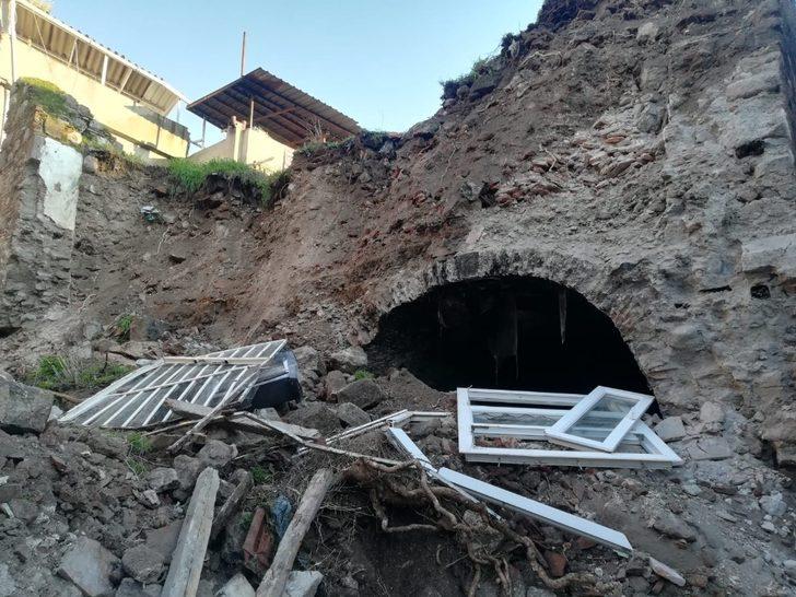 İzmir’de metruk sinagogdan kopan taş parçaları evin duvarını yıktı: 1 yaralı G3