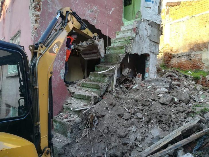 İzmir’de metruk sinagogdan kopan taş parçaları evin duvarını yıktı: 1 yaralı G4