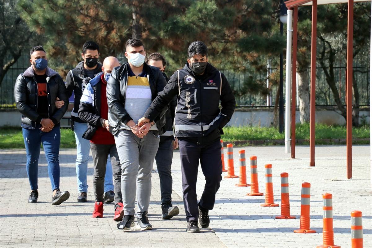 G&Uuml;NCELLEME - Yabancı uyruklulara sahte evrakla ikamet izni aldıran 3 kişi tutuklandı