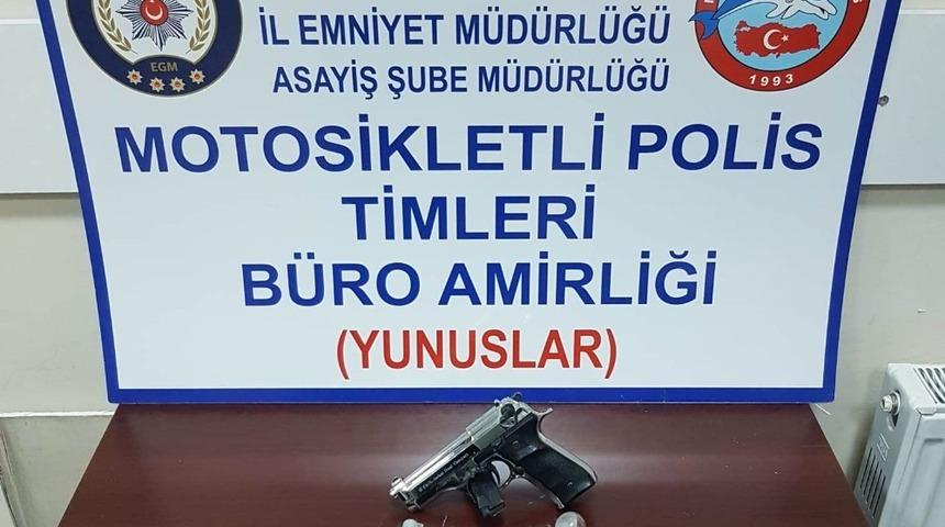 &Uuml;zerinden uyuşturucu, aracından kurusıkı tabanca &ccedil;ıktı