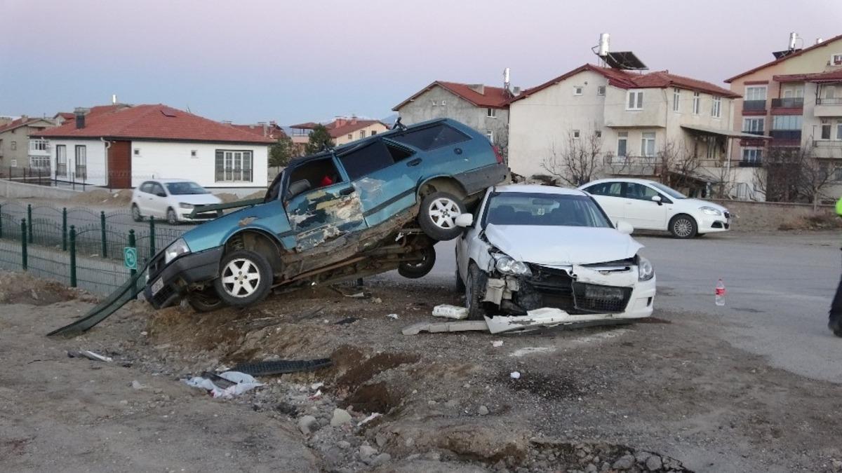 Isparta&rsquo;da 2 otomobil &ccedil;arpıştı: 1&rsquo;i bebek 3 yaralı