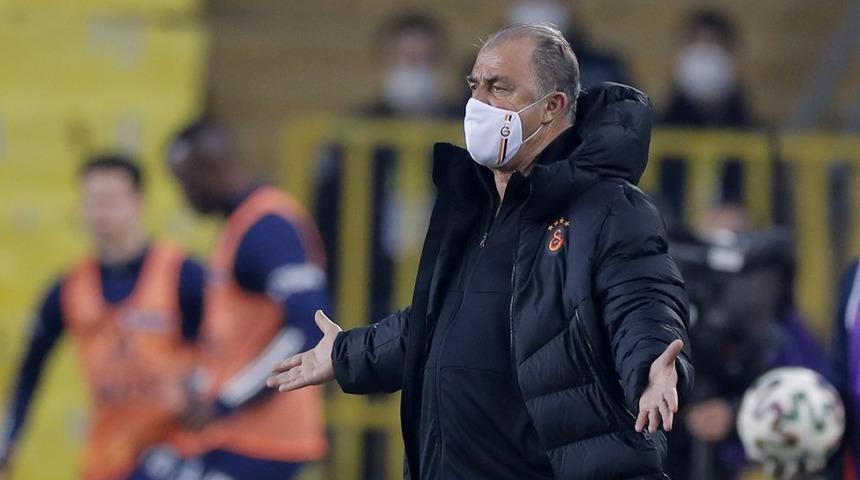 Galatasaray Teknik Direkt&ouml;r&uuml; Fatih Terim'den 'k&uuml;f&uuml;r' tepkisi: Seyircisiz sanıyorduk ama localar dolu, k&uuml;f&uuml;r yiyoruz