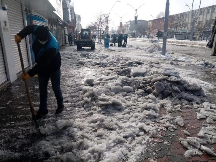 Çaldıran Belediyesi cadde ve sokakları buzdan arındırıyor G2