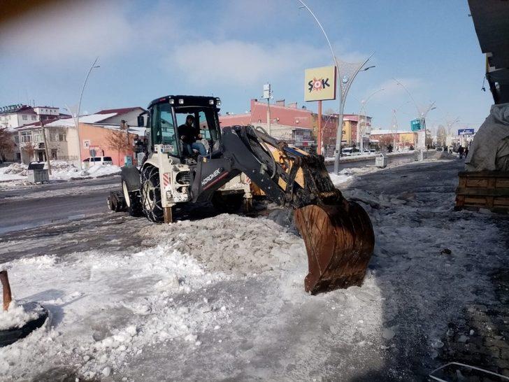 Çaldıran Belediyesi cadde ve sokakları buzdan arındırıyor G3