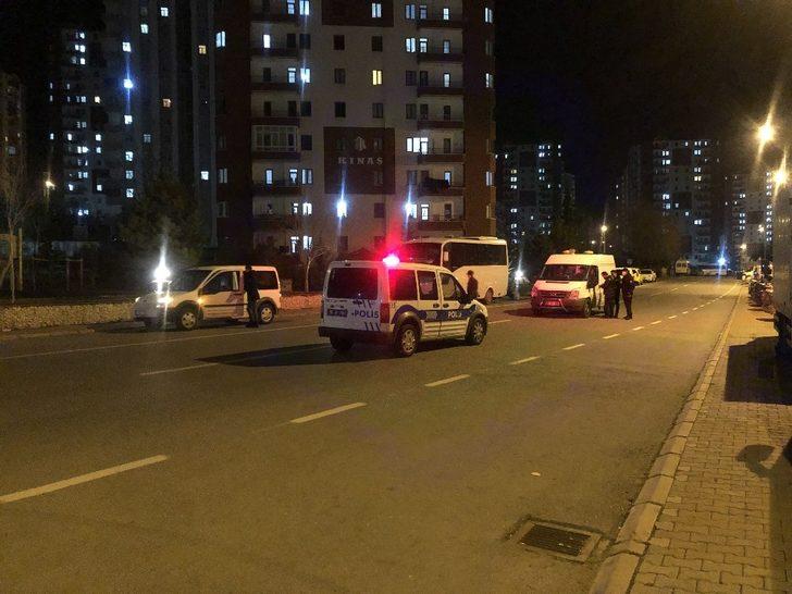 Yol kenarındaki şüpheli çanta polisi harekete geçirdi G1