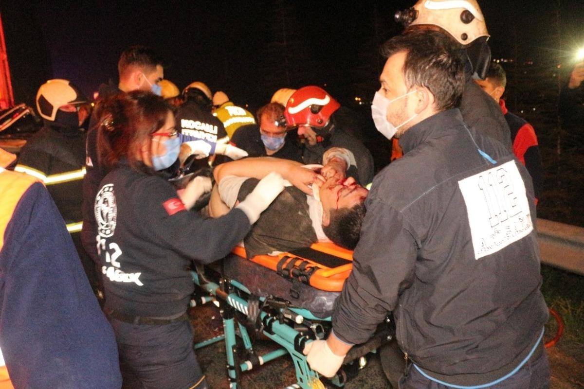 Tırın arkasına saplanan otomobil kağıt gibi yırtıldı: 1 &ouml;l&uuml;, 1 yaralı