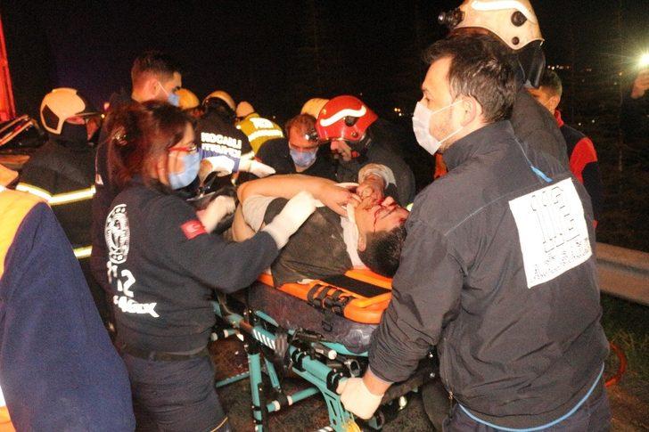 Tırın arkasına saplanan otomobil kağıt gibi yırtıldı: 1 ölü, 1 yaralı G1