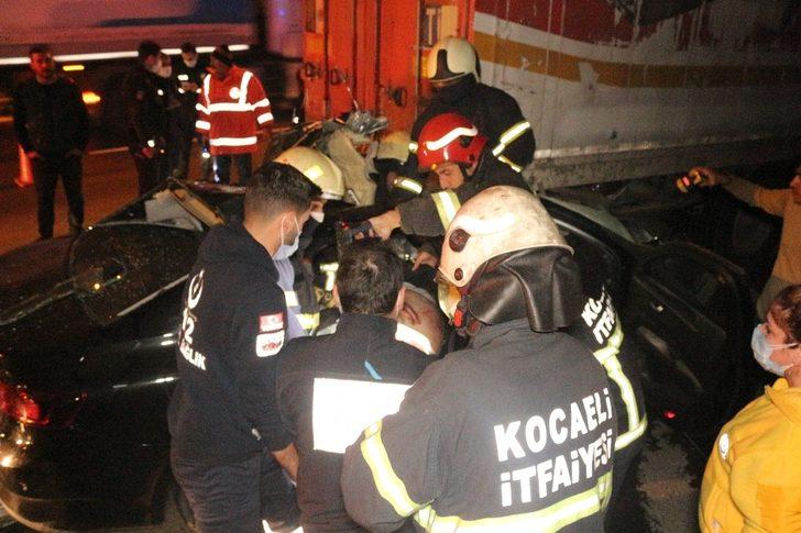 Tırın arkasına saplanan otomobil kağıt gibi yırtıldı: 1 ölü, 1 yaralı G2