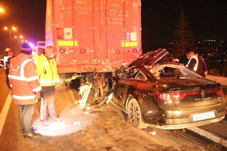 Tırın arkasına saplanan otomobil kağıt gibi yırtıldı: 1 ölü, 1 yaralı G3