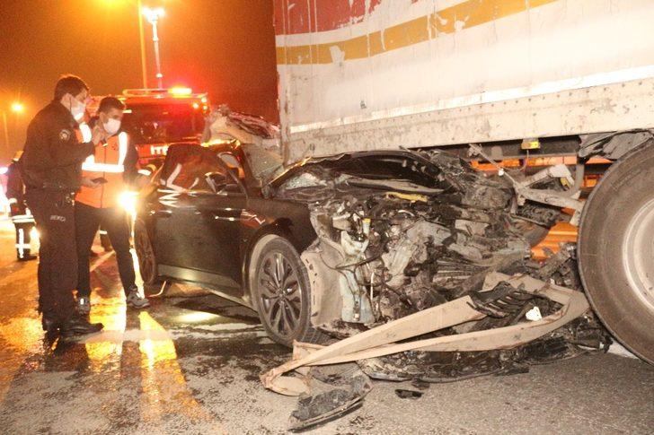 Tırın arkasına saplanan otomobil kağıt gibi yırtıldı: 1 ölü, 1 yaralı G4