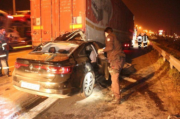 Tırın arkasına saplanan otomobil kağıt gibi yırtıldı: 1 ölü, 1 yaralı G5