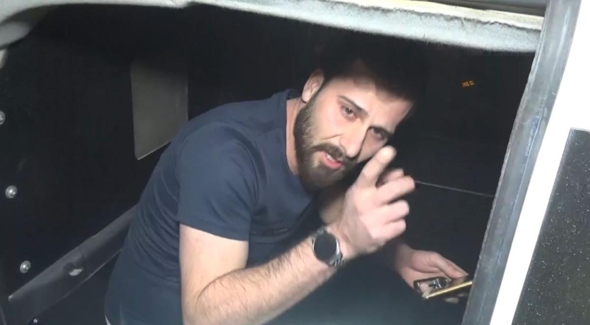 Maskesiz ve alkoll&uuml; s&uuml;r&uuml;c&uuml; ka&ccedil;arken dağılan arabasının sinirini polisten &ccedil;ıkarttı