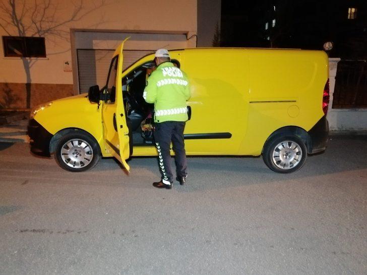 Maskesiz ve alkollü sürücü kaçarken dağılan arabasının sinirini polisten çıkarttı G2