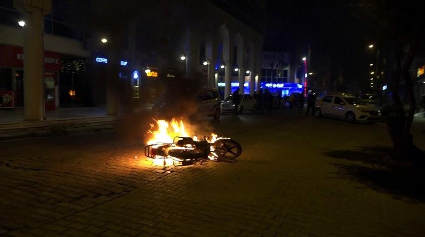 Kavgada hıncını alamadı, motosikletini yaktı