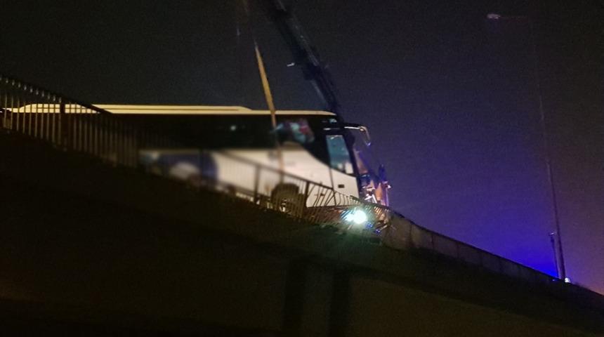 Kocaeli'de refüje çarpan otobüs viyadükte asılı kaldı