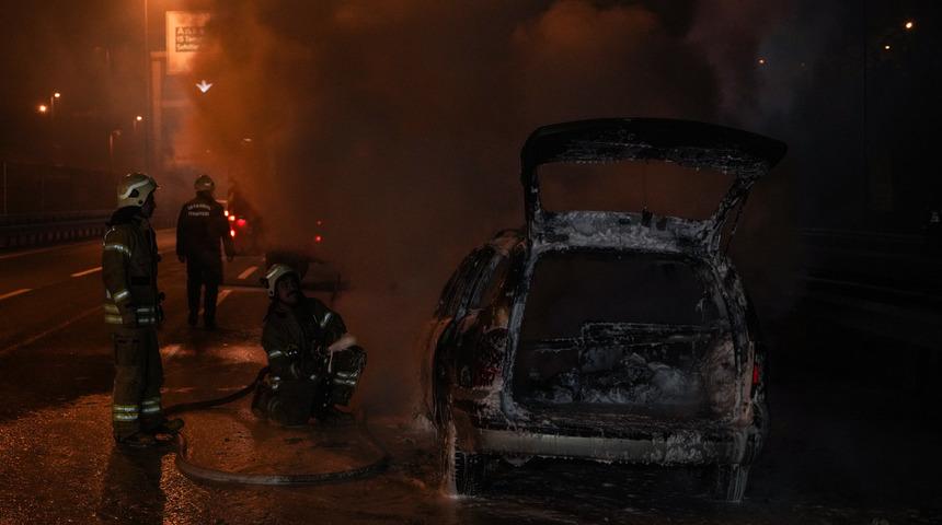 Haliç Köprüsü'nde otomobil alev aldı