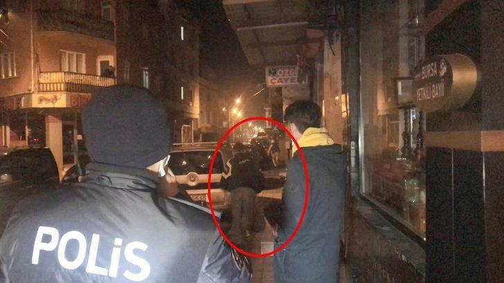 Bursa’da internet kafeye polis baskını, havalandırmadan kaçmaya çalıştılar G5
